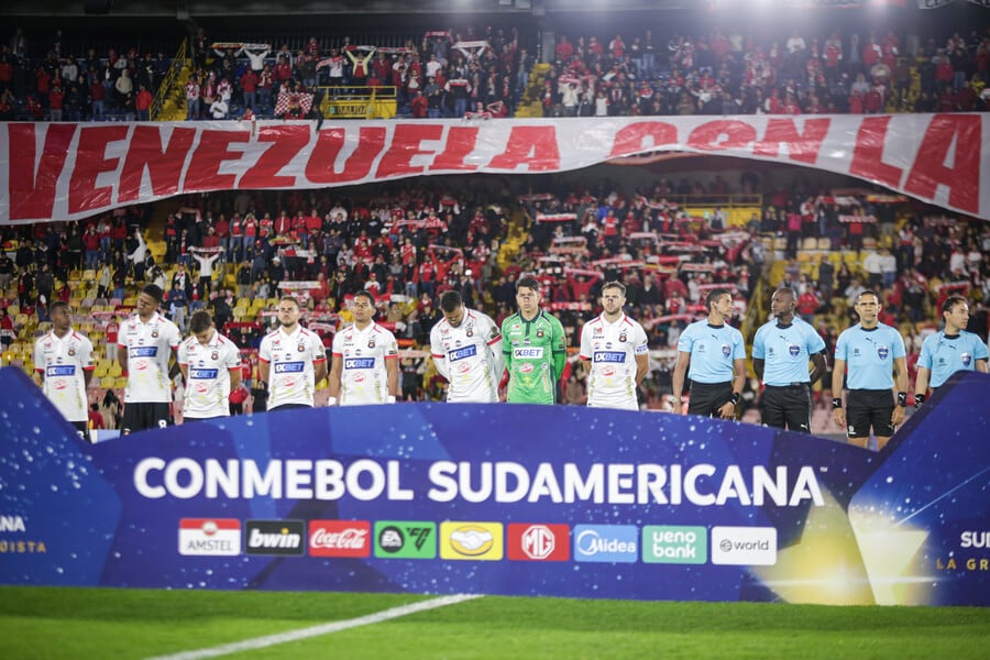Los futbolistas del Caracas FC en los actos de protocolo en el juego de ida ante Santa Fe, disputado el 23 de julio de 2026 en el estadio El Campín de Bogotá-crédito Cristian Bayona/Colprensa