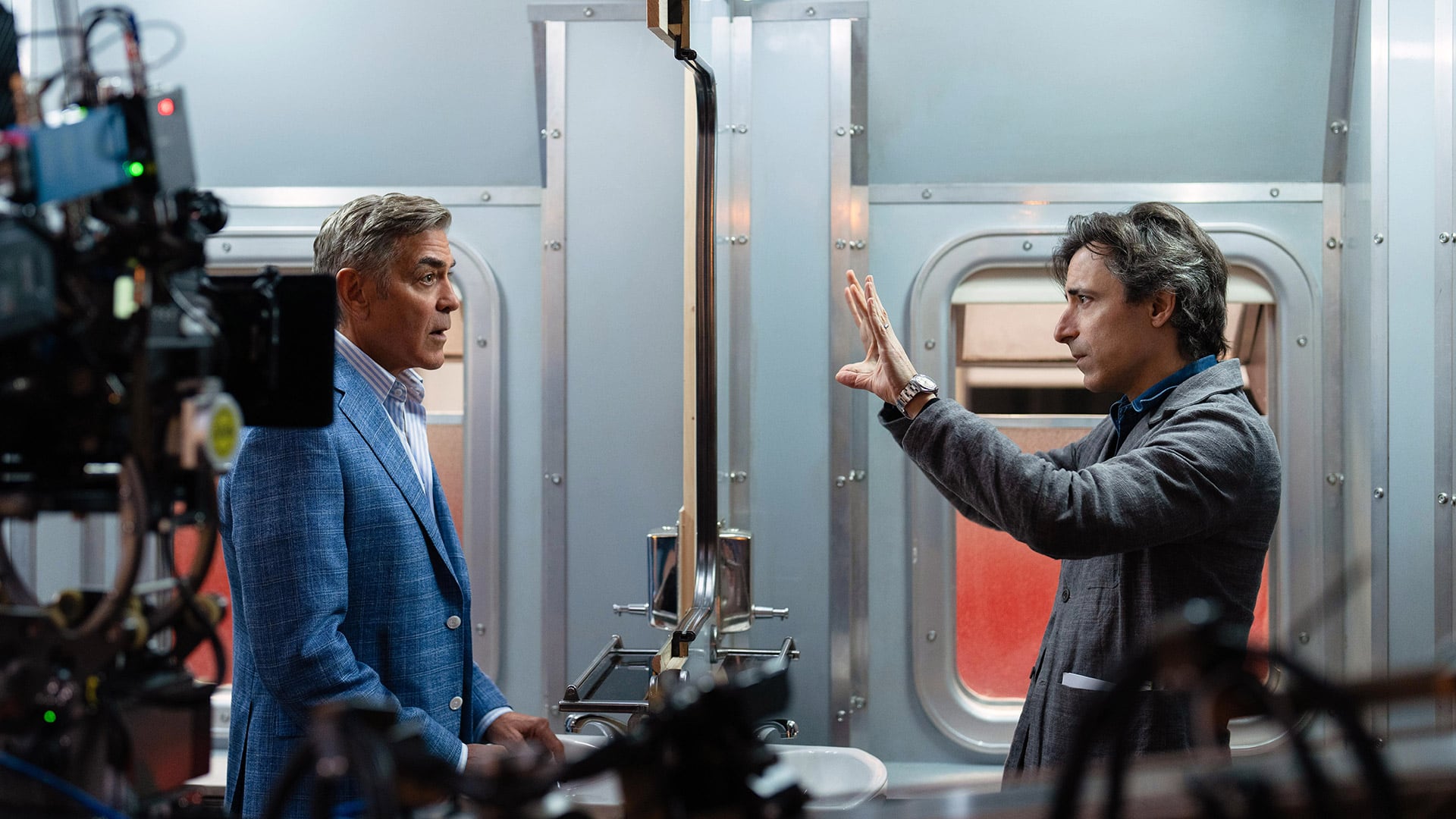 George Clooney encarna a Jay Kelly, una estrella de cine en crisis que busca redención y reconexión familiar en Europa (Netflix via AP)