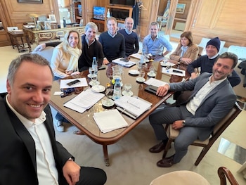 Manuel Adorni, Karina Milei, Luis Caputo, Diego Santilli, Lule Menem, Martín Menem, Patricia Bullrich, Santiago Caputo e Ignacio Devitt en la mesa política