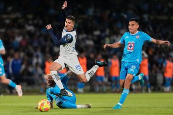 Nelson Deossa, del Monterrey, recibe