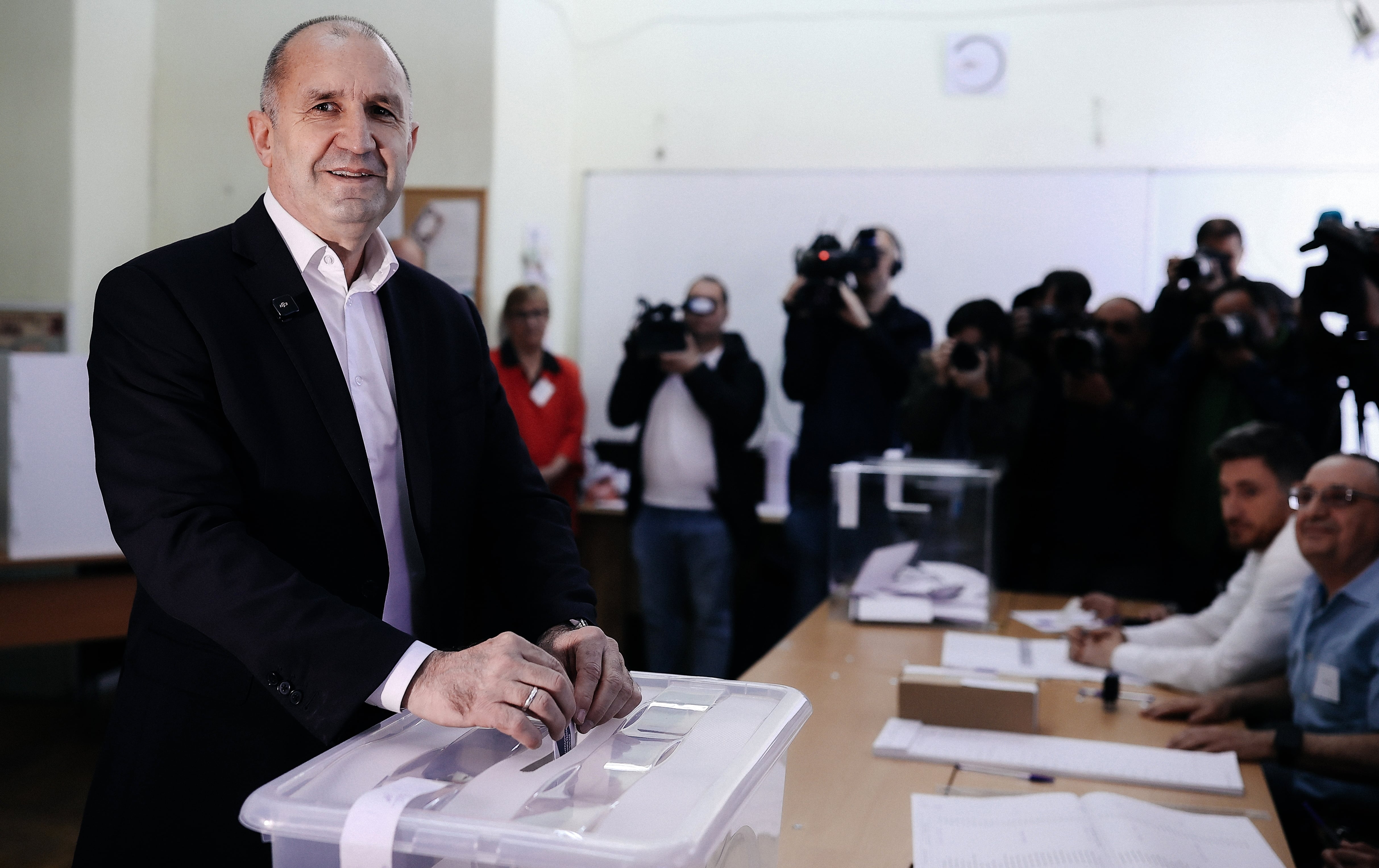 Rumen Radev, líder de Bulgaria Progresista, deposita su voto. EFE/EPA/BORISLAV TROSHEV