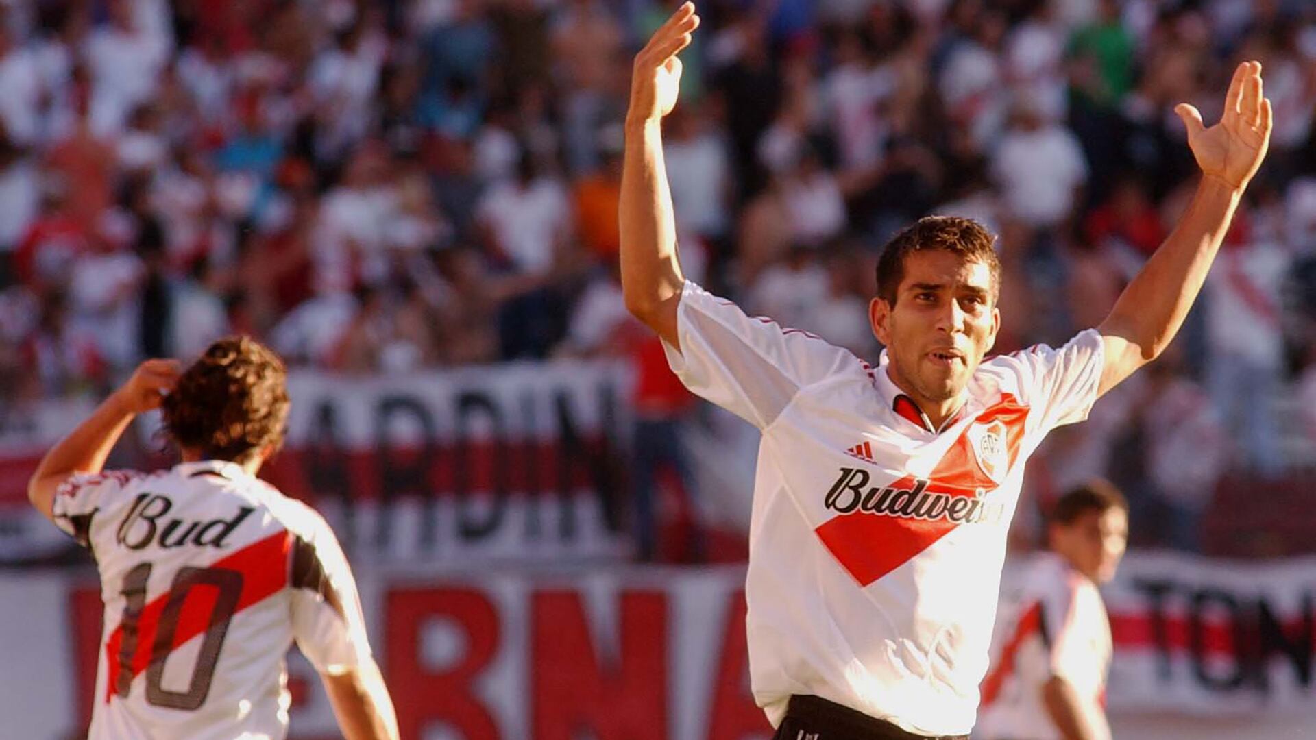 Pipino Cuevas festejando con la camiseta de River (FotoBaires)