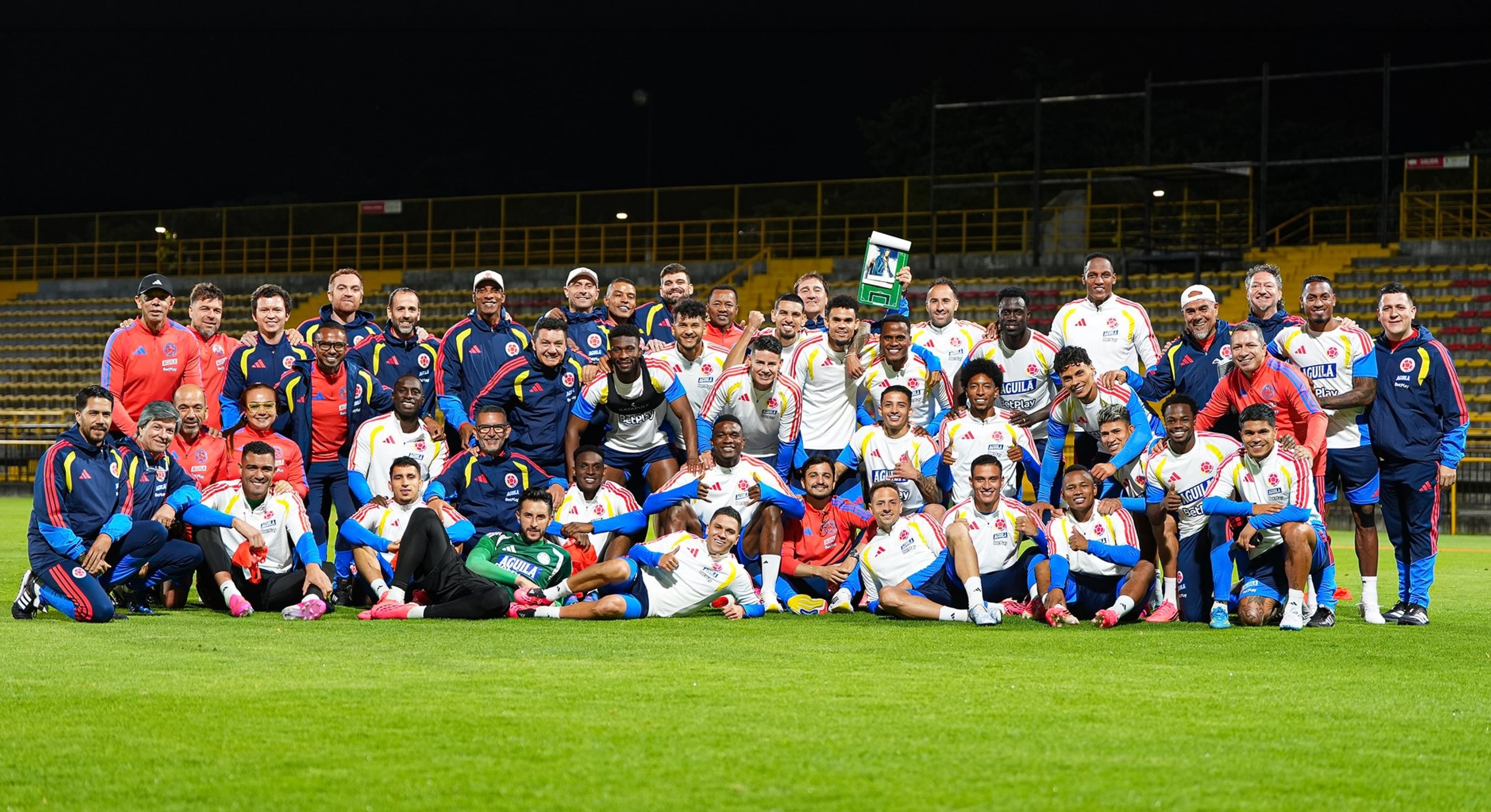 Los 26 jugadores convocados a la selección Colombia para la Copa Mundial de la FIFA tuvieron su primer entrenamiento completos un día antes del partido - crédito FCF