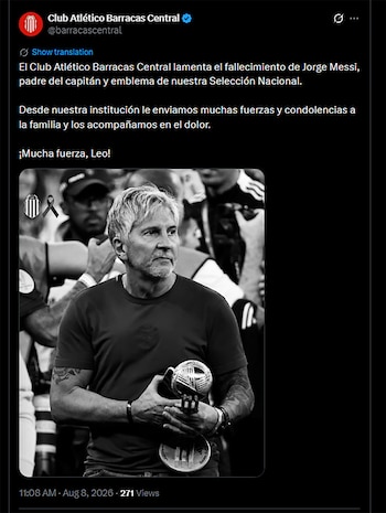 Captura de pantalla de un tuit del Club Atlético Barracas Central con una foto en blanco y negro de un hombre de cabello canoso que sostiene un trofeo