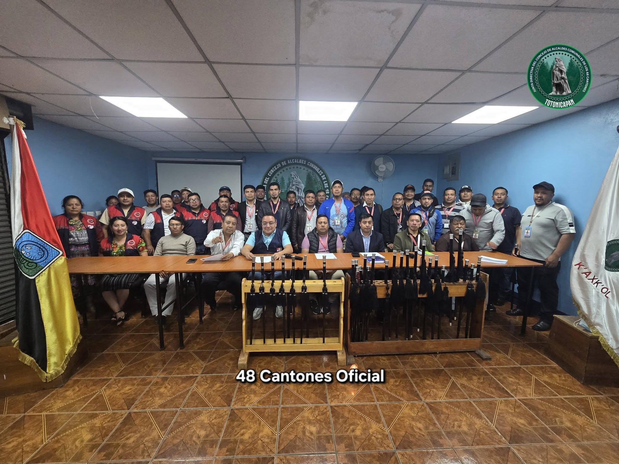 Los integrantes de la Junta Directiva del Concejo de Alcaldes Comunales de los 48 Cantones de Totonicapán posan junto a sus varas de mando en una sala de reuniones. (48 cantones)