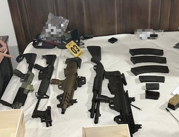 Una caja fuerte de 1,80 metros ocultaba cuatro fusiles, una escopeta, una pistola y aproximadamente ₡15 millones en efectivo. Crédito: OIJ