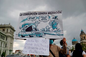 Guatemaltecos manifiestan en contra de