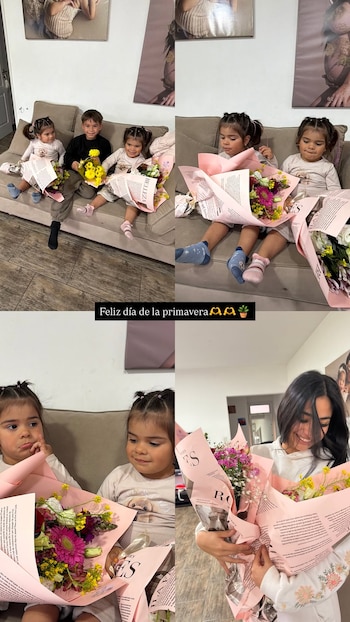 Collage de cuatro fotos de tres niños y una mujer con ramos de flores de colores sentados en un sofá