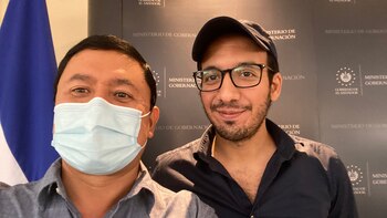 Ibrajim Bukele (derecha), hermano del