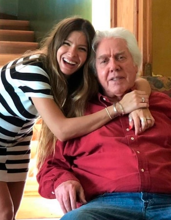 La China Suárez junto a