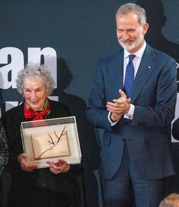 El rey de España agradece a Margaret Atwood INTERIOR