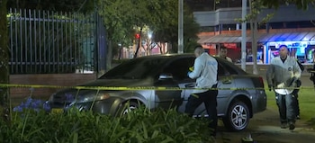 Así quedó el vehículo particular en el que se movilizaba la banda de ladrones de camionetas de alta gama, por el barrio Salitre, localidad de Fontibón, en el occidente de Bogotá - crédito captura de pantalla Noticias Caracol