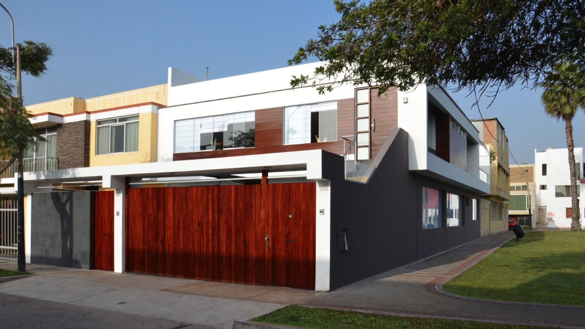 La regularización implica ordenar la documentación legal y técnica, un trámite que suele postergarse hasta que se necesita operar con el inmueble. Foto: Atelier Lima