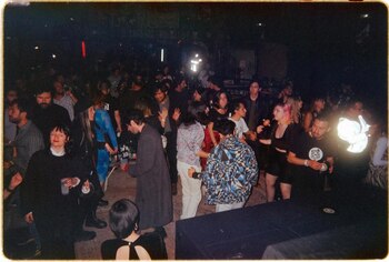 Personas bailando en medio de