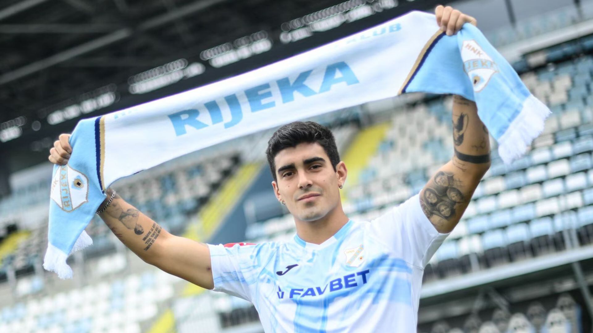 Alfonso Barco en su primera sesión de fotos con el club campeón de la liga croata. - Crédito: HNK Rijeka