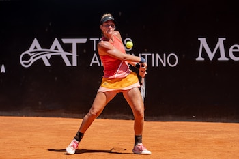 Vito Bosio prepara el revés.