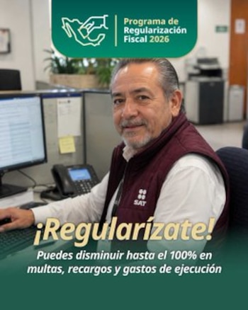 Un hombre sentado frente a una computadora en una oficina, junto al logotipo del SAT y texto sobre regularización fiscal en México