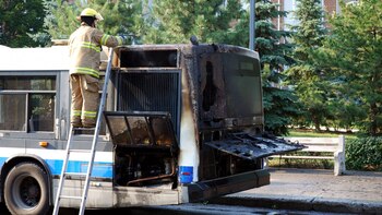 Un bombero ante un autobús