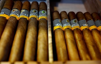 FOTO DE ARCHIVO- Imagen de unos puros cubanos de la marca de lujo Cohiba en una tienda de Hanau, Alemania. REUTERS/Kai Pfaffenbach