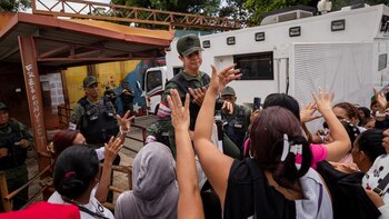 Más de 100 mujeres exigen información de reos tras intervención a cárcel venezolana
