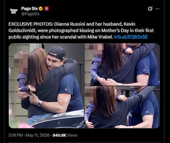 Dianna Russini y su esposo Kevin Goldschmidt se abrazan con un niño entre ellos. Russini está de espaldas, Goldschmidt de perfil mirando al niño