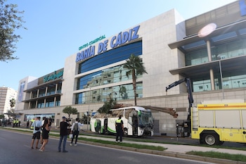 09/10/2023 Los bomberos tratan de quitar un árbol caído sobre el autobús que perdió el control a la entrada de Cádiz causando tres fallecidos y dos heridos, a 09 de octubre del 2023 en Cádiz (Andalucía, España). Un autobús ha causado un accidente de tráfico en la entrada de Cádiz, por el segundo puente, y ha dejado de momento un saldo de tres fallecidos, a la espera de conocer el balance definitivo de personas afectadas, que en principio parecen haber sido atropelladas. Además, otras dos personas han resultado heridas de carácter muy grave.
POLITICA
Nacho Frade - Europa Press