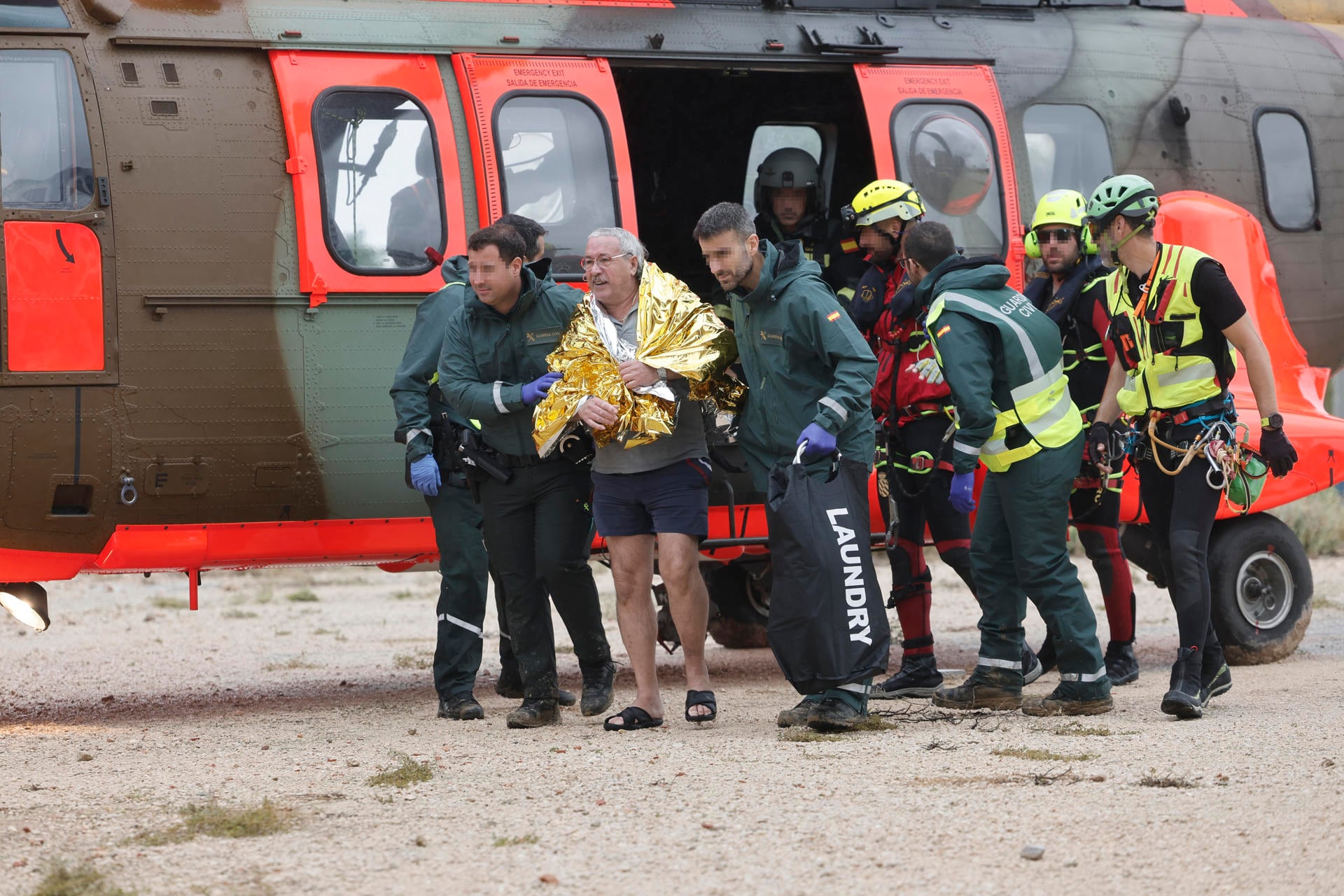 Un helicóptero de Salvamento Marítimo ha rescatado este lunes en la localidad de Oliva, en la comarca valenciana de la Safor, a ocho adultos, un niño, un bebé y un perro. (EFE/ Manuel Bruque)