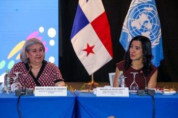 La titular del Ministerio de Desarrollo Social de Panamá, Beatriz Carles de Arango (izq), afirmó que por si solo el crecimiento económico no alcanza para garantizar el bienestar. (Mides)