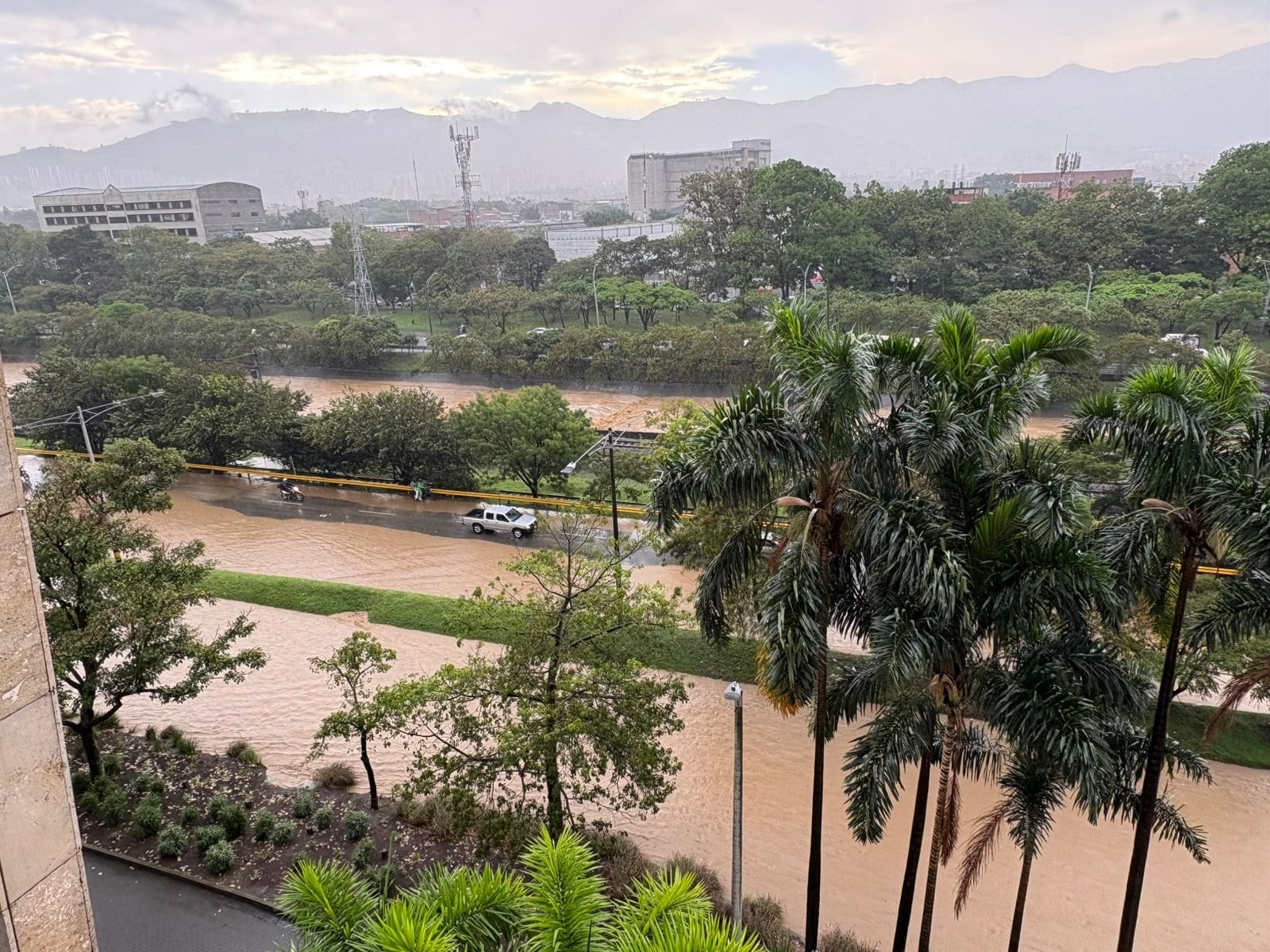 Medellín bajo el agua: así quedaron varios sectores tras las fuertes lluvias en la capital de Antioquia