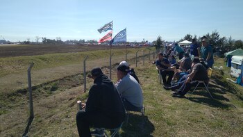 Los hinchas ven el paso