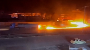 Un camión cisterna en llamas deja un rastro de fuego en Hasakah, Siria