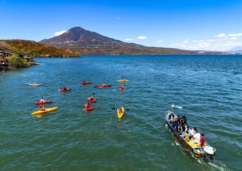 Bachillerato Técnico Productivo en Servicios Turísticos realizan prácticas en kayak y gastronomía como parte de su formación. (Cortesía:
Secretaría de Prensa de la Presidencia)