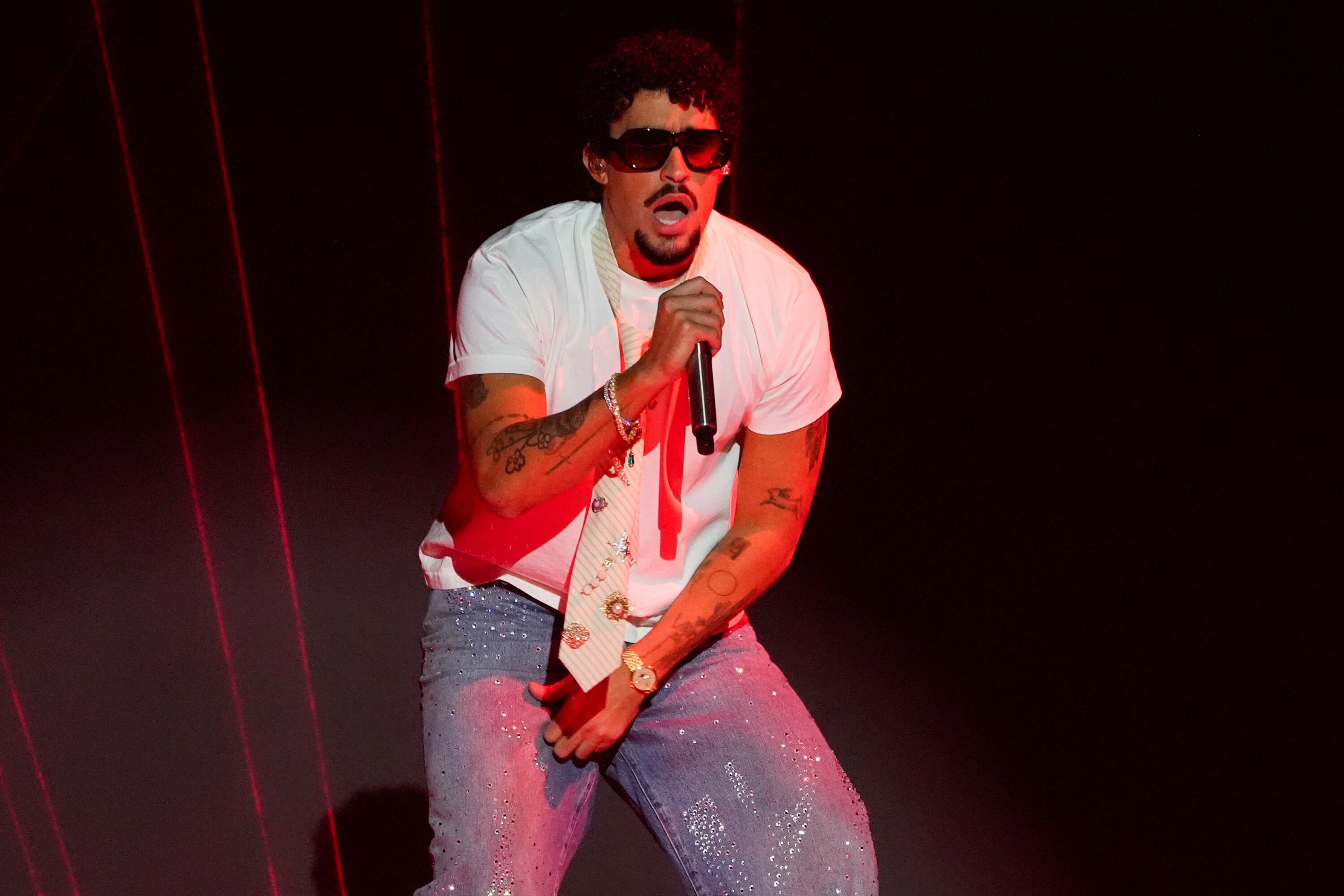 Investigadores puertorriqueños señalan que la música del artista estimula la liberación de dopamina, serotonina y oxitocina, promoviendo vínculos emocionales y bienestar durante eventos masivos en San Juan - crédito Foto AP/Chris Pizzello, archivo