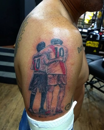 En 2018, se tatuó una imagen del día que se retiró del fútbol (Foto: @chatrantattoo)