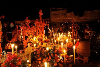 La velación en el panteón municipal de Tzintzuntzan inicia a las 20:00 horas y se extiende hasta la madrugada.
(Foto: Gobierno del Estado de Michoacán)