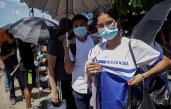 Los ciudadanos de Nicaragua cruzan