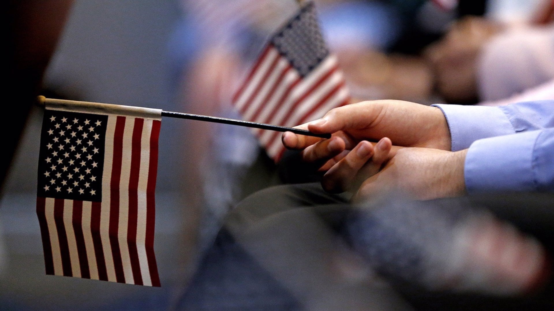 El proceso de ciudadanía estadounidense por naturalización exige cumplir requisitos legales, entrevistas y la aprobación de un examen oficial avalado por USCIS (Al Diaz/Miami Herald/TNS)