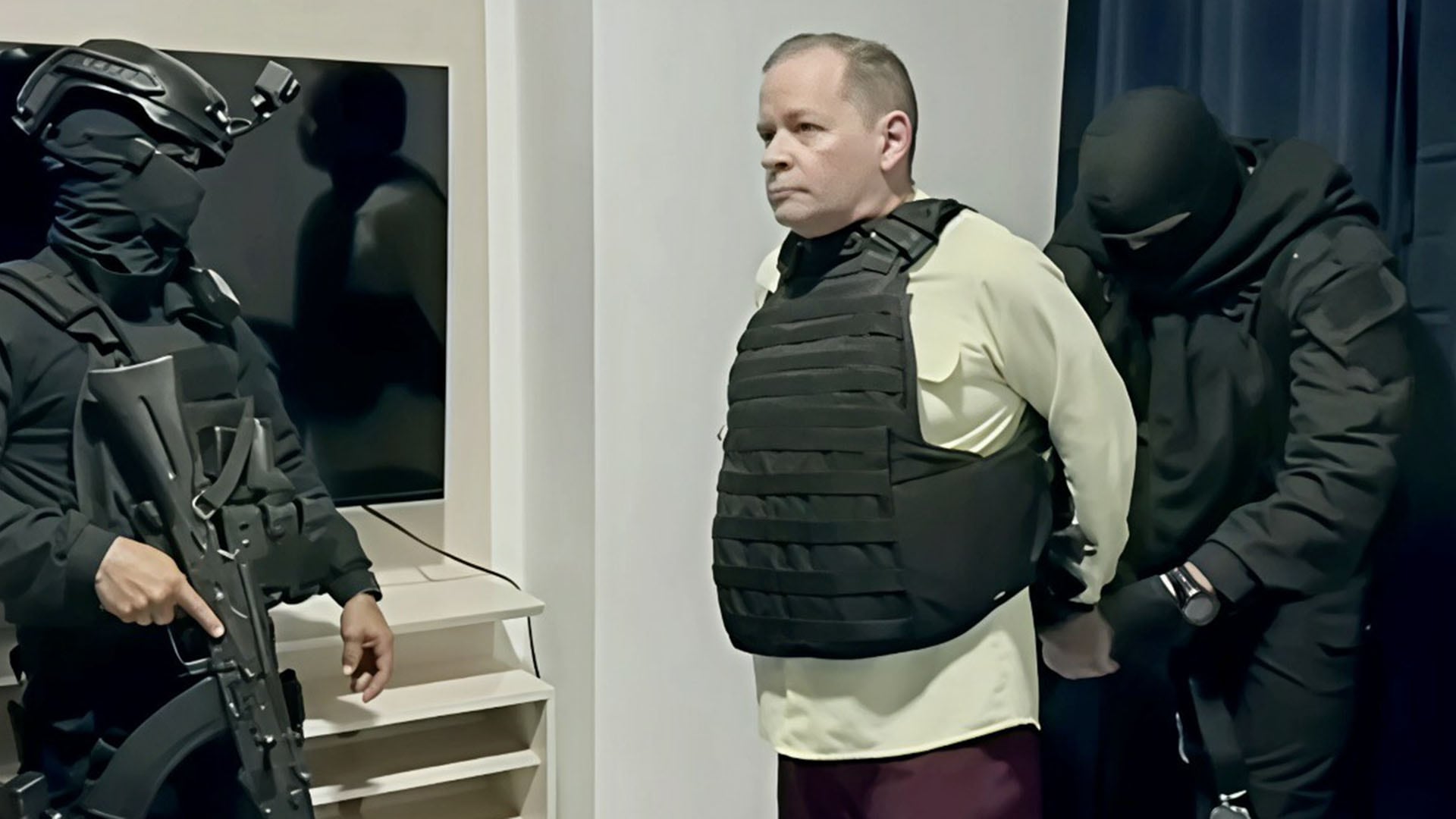 Juan Pablo Guanipa fue presentado ante las cámaras esposado y custodiado por numerosos hombres armados, siendo acusado de terrorismo y otros delitos