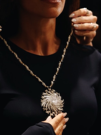 El collar de la colección Blue Book 2026 fue el complemento central (Instagram)