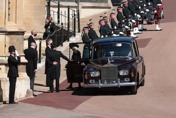 Camilla Parker, Duquesa de Cornwall, llega a la capilla de San Jorge en el Castillo de Windsor. Allí, la mujer del príncipe Carlos esperó la procesión de la que participaron solo los miembros más estrechos de la familia real