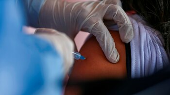 Inicia la vacunación contra covid-19