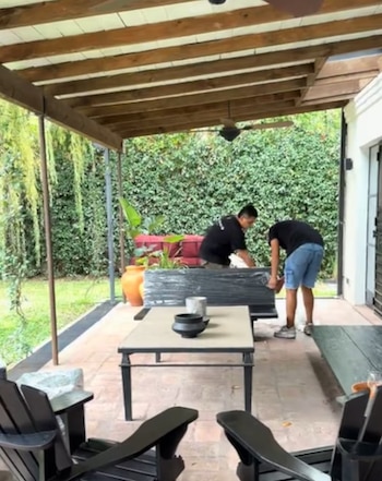 Para distenderse con vista al verde de la casa, Zaira Nara renovó los muebles de su galería (Instagram)
