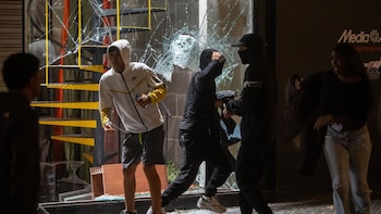Los Mossos atribuyen a grupos organizados de TikTok el “reclutamiento” de los jóvenes que protagonizaron los disturbios en Barcelona
