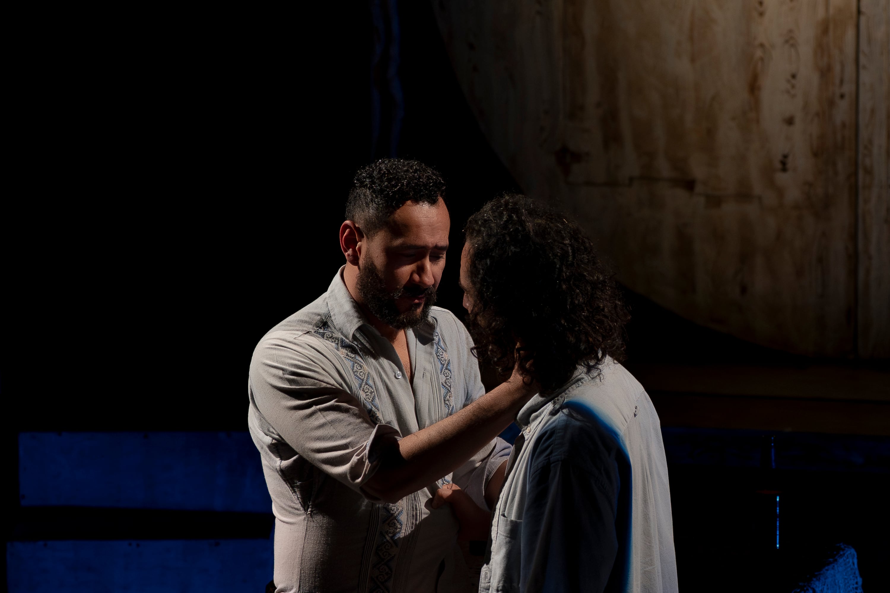 Alejandro Romero y Luis Javier Morales sostienen parte del peso dramático: una historia de amor complicada, de dos chicos separados por contextos completamente opuestos (Cortesía Joel Cárcamo)