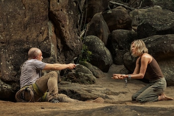 Taron Egerton y Charlize Theron en 'Depredador dominante'. (Kane Skennar/Netflix)