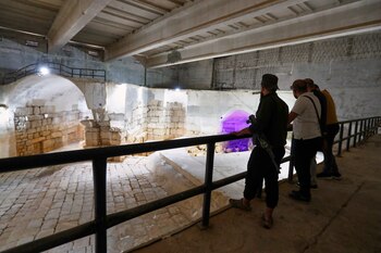 Visitantes observan el reservorio principal