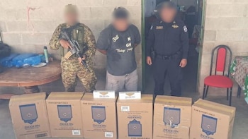 El Salvador: Fuerzas de seguridad capturan a hombre por contrabando de mercancía