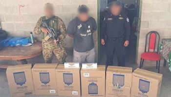 La FAES y la PNC capturan a Cristian Ernesto F. en Coatepeque por contrabando de mercadería en El Salvador. (Cortesía: PNC El Salvador)