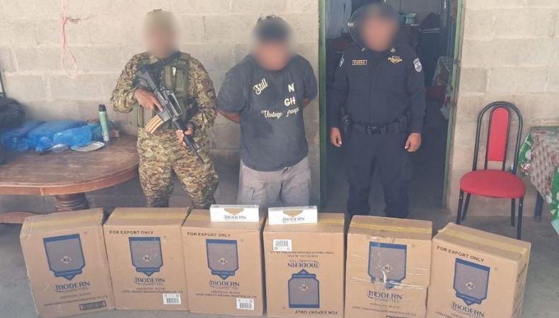 La FAES y la PNC capturan a Cristian Ernesto F. en Coatepeque por contrabando de mercadería en El Salvador. (Cortesía: PNC El Salvador)