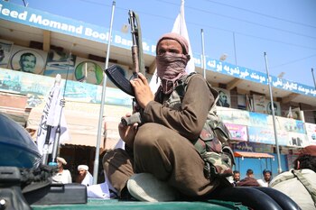 Un combatiente talibán en Jalalabad